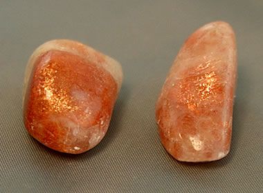 Sunstone from India Sun Stone, Sunstone Meaning, Fake Stone, Minerals Crystals Rocks, Earth Gift, Rock Of Ages, Semi Precious Gems, Beautiful Rocks, Rock Collection