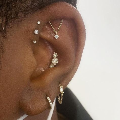 3 Ear Piercings, Ear Piercings Helix, Piercing Inspo, Helix Piercing Jewelry, Cool Ear Piercings, Pretty Ear Piercings, Maria Tash, Cool Piercings, Cute Piercings