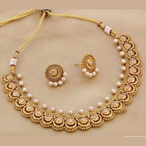 Beautiful Bollywood set ideal for weddings and special occasions. #bollywood #indian #jewellery #fancy #gift #style Gold Necklace Set For Bride, Gold Pearl Jewelry Set, 2 Tola Gold Set Design, Contemporary Gold Jewellery, Indian Choker Necklace Set, Traditional Choker Necklace, Gold Set Design, Indian Gold Necklace Designs, Pearls Choker