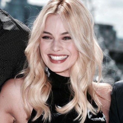 Tattoos Celebrities, Outdoors Quotes, Margot Robbie Harley Quinn, Margot Robbie Harley, Quotes Tattoos, رعب نفسي, Celebrities Humor, Girl Crushes, Margot Robbie