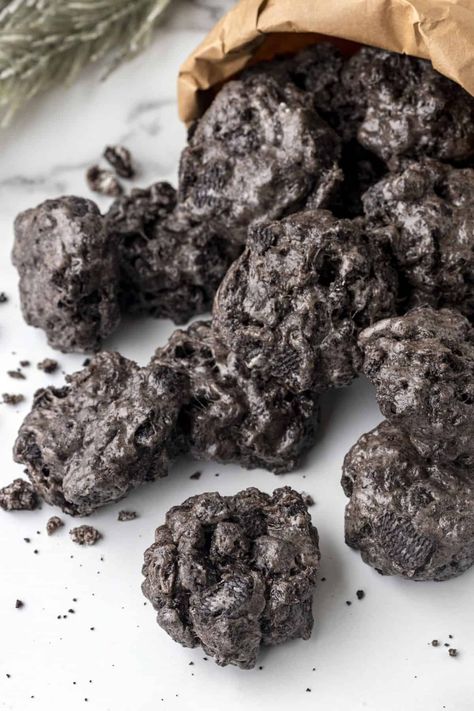 Lumps Of Coal Recipe Oreo, Lump Of Coal Treats, Lumps Of Coal Recipe, Coal Cookies, Fun Christmas Cookies, Lumps Of Coal, Peanut Butter Cheerio Bars, Lump Of Coal, Christmas Coal