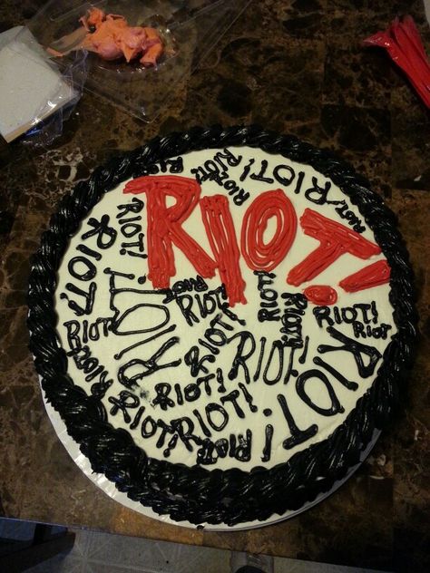 Paramore Cake - Riot Album Cover Rock Band Cake Ideas, Paramore Birthday Party, Punk Rock Birthday Cake, Emo Bday Cake, 2000s Emo Party Theme, Emo Cake Ideas, Band Birthday Cakes, Emo Party Food, Emo Birthday Cake