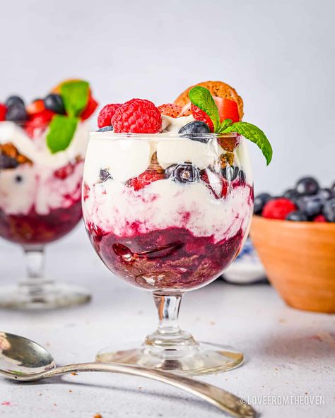 Berry Parfait Dessert, Love From The Oven, Greek Yogurt Flavors, Parfait Cups, Berry Parfait, Parfait Desserts, Berry Compote, Yogurt Breakfast, Parfait Recipes