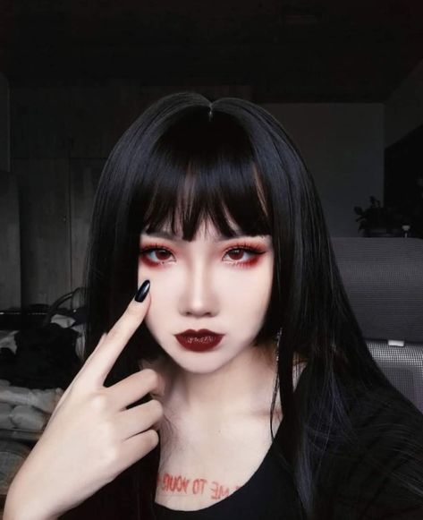 Her hair and makeup are so perfect! 😭 📸 @Whatdidroysay . #hair #makeup #beauty #goth #gothic #gothgirl #gothicgirl #black #blackhair… Gothic Make Up, Koleksi Makeup, Alt Makeup, Smink Inspiration, Alternative Makeup, Red Makeup, Emo Makeup, Makijaż Smokey Eye, Gothic Makeup