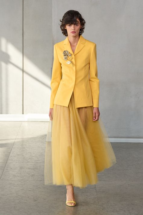 Spring Fashion Trends, Yellow Fashion, Spring 2024, Carolina Herrera, Fashion Week Spring, New York Fashion, Look Fashion, Spring Summer Fashion, Runway Fashion