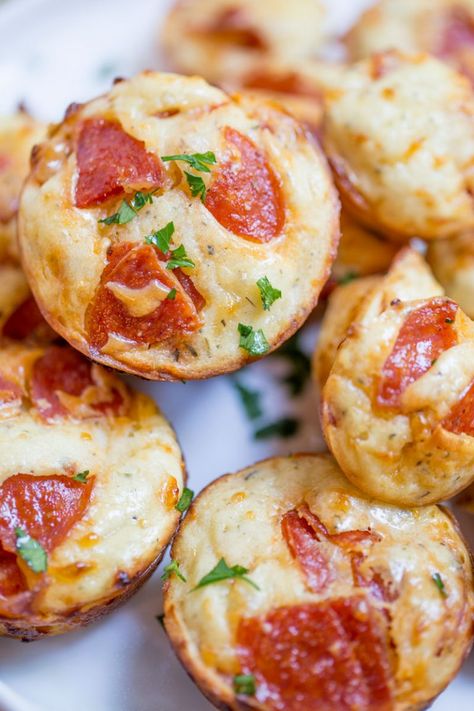 Pepperoni Pizza Bites are a cross between a bagel bite and a pizza muffin and they're ready to bake in just a few minutes. Pizza Bites Recipe, Pepperoni Bites, Pizza Muffin, Pepperoni Pizza Bites, Pizza Flatbread, Pizza Cupcakes, Bagel Bites, Pizza Muffins, Easy Lunch Boxes