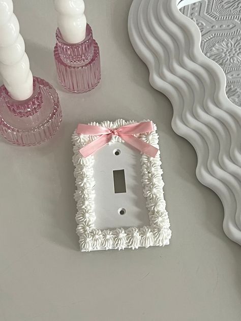 Spice up your home with our Coquette Bow Cake Wallplate Cover! Fits one standard light switch!  🎀 Made to order: Please allow 72 hours to create and ship! 🎀 🧁Please avoid getting Faux Cake Frosting wet or applying hard pressure / weight 🧁 🌈 Color customization: Send us a message to request a new color or pattern! 🌈 *Comes with one 2.8 inch wallplate and hardware per order* Hello Kitty Light Switch Cover, Aesthetic Outlet Covers, Aesthetic Light Switch Covers, Cute Light Switch Covers, Diy Light Switch Cover, Diy Outlet Covers, Light Switch Diy, Light Switch Decor, Light Switch Covers Diy