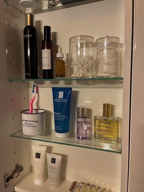 Bathroom inspo Nuxe oil la roche posay clarins rituals selftan home perfume castor oil Clarins Perfume, Nuxe Oil, Home Perfume, Bathroom Inspo, Roche Posay, La Roche Posay, Castor Oil, Manicure, Skin