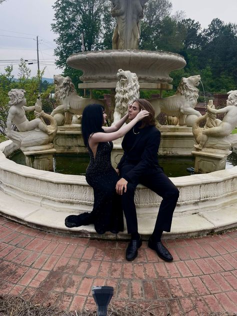 Goth Prom Photos, Romantic Goth Couple, Couples Emo, Emo Relationship Aesthetic, Goth Bf, Hot Grunge Couple, Mexican Couple Aesthetic, Metal Couple, Goth Couples