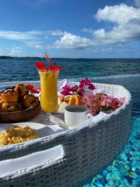 Luxury Holidays Aesthetic, Maldives Luxury, Floating Breakfast Aesthetic, Breakfast Vacation, Floating Breakfast, Honeymoon Vibes, Maldives Food, Honeymoon Breakfast, Maldives Honeymoon Aesthetic