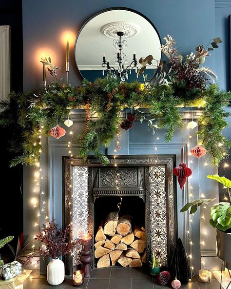 Fairy Lights In Fireplace Ideas, Fireplace Fairy Lights, Christmas Fireplace Mantle Decorations, Christmas Fireplace Ideas, Christmas Fireplace Design, Fireplace Lights, Fireplace Christmas Decorations, Christmas Mantelpiece, Fireplace Decorating Ideas