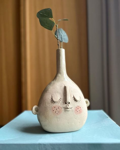 Hello you, little guy🐥 #happyceramics #ceramics #ceramic #seramik #clay #clayart #claysculpture #sculpture #pottery #potterylove #engobes … | Instagram Mixed Media Ceramics, Ceramic Sculpture Ideas, Sculpture Pottery, Art Deco Pottery, Clay Owl, Ceramic Face, Pottery Pots, Clay Faces, Unique Sculptures