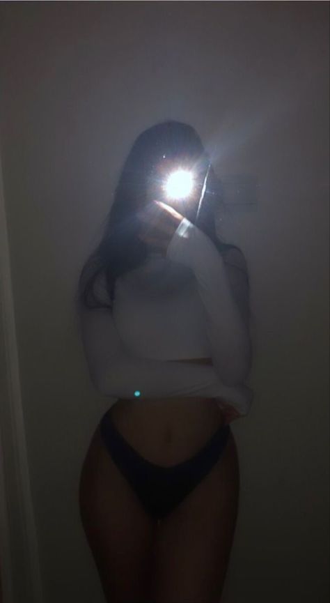 Fake Selfie Mirror, Mirror Back Pics, Pics For Snapchat, Snapchat Pics Ideas, Fake Snapchat Pics, Mirror Pic Snap, Pics In Mirror, Hot Girly Pops Icon, Snapchat Mirror Pics