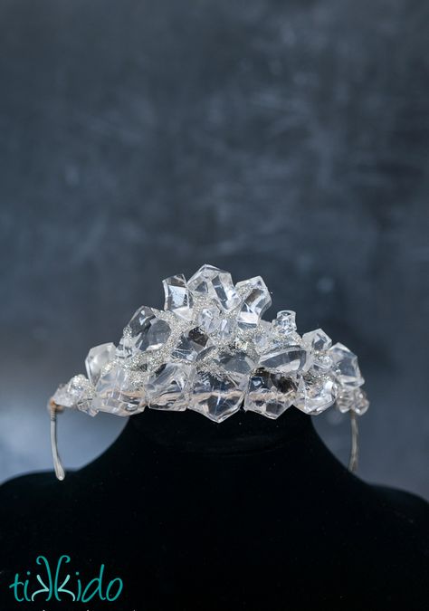 Every Elsa from Frozen or Snow Queen (Jadis, from The Lion, the Witch, and the Wardrobe) needs an icy crown! Learn how to make one with vase filler and glitter. Elsa Crown Diy, Wardrobe Costume, Elsa Crown, Frozen Crown, Fairy Crowns, Ice Crown, Ice Queen Costume, Frozen Jewelry, Crown Tutorial