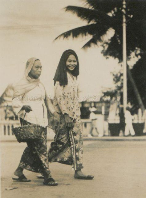 Outfit Hijab Retro, Malay Retro Fashion, Malay Aesthetic, 60s Malay Fashion, Malay Costume Traditional, Malay Culture, Malaysia Old Photo, History Of Singapore, Ethnic Looks