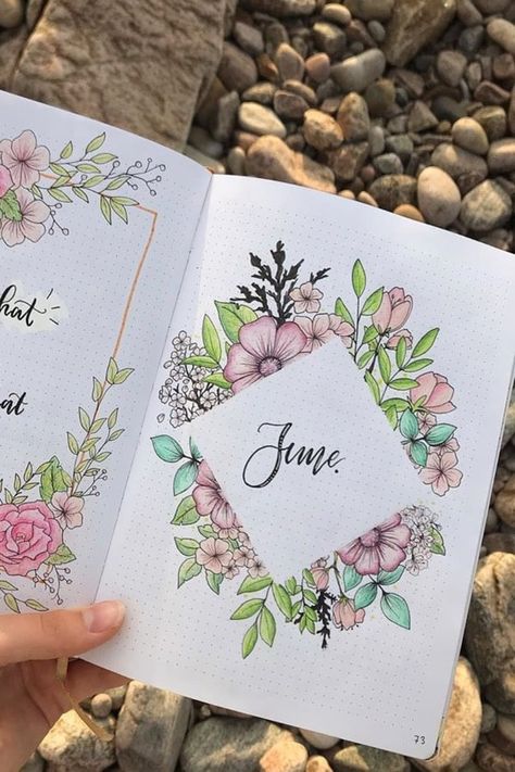 Check out these super cute floral bullet journal page examples for ideas! Flower Bullet Journal, Notesbog Design, Crazy Laura, Wallpaper Seni, Bullet Journal 2020, Bullet Journal Cover Ideas, Bullet Journal Ideas, Bullet Journal Mood, Bullet Journal Aesthetic