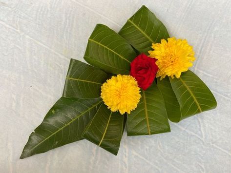 Mango Leaves Decoration Ideas, Mango Leaf Decorations, Onam Decor, Leaf Decoration Ideas, Decoration Ideas Flowers, Background Decoration Ideas, Mango Background, Mango Leaf, Leaf Decor Wedding