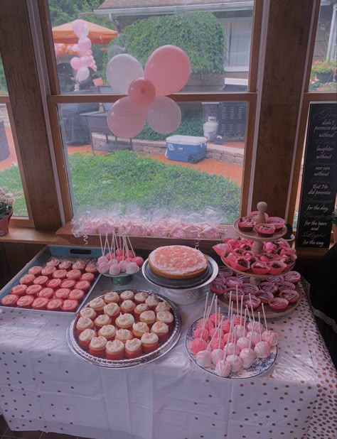 Grad Party Aesthetic Pink, Pink Sweet 16 Outdoor, 2023 Graduation Party Ideas Pink, Pink High School Graduation Party, Beauty School Graduation Party, Graduation Party Decor Pink, Graduation Party Ideas Decorations Pink, Graduation Party Ideas Pink And White, Pink Graduation Cake Ideas