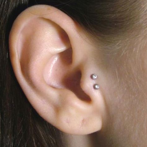 So cute! If my tragus piercing didn't hurt so bad the first time, I would totally do this to my other one. Double Tragus Piercing, Double Tragus, Ears Piercing, Double Tongue Piercing, Cartilage Ear Cuff, Ear Piercings Tragus, Fake Earrings, Cute Ear Piercings, Diamond Shape Earrings