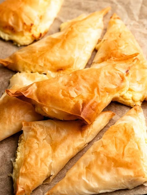 Tiropita Recipe, Appetizers For Super Bowl, Appetizers For Party Crowd Pleasers, Greek Cheese Pie, Appetizers Fancy, Appetizers For Party Easy, Appetizers For Christmas, Phyllo Dough Recipes, Party Crowd