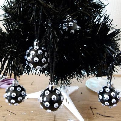 Halloween Ornaments Diy, Halloween Tree Decorations, Black Christmas Decorations, Halloween Christmas Tree, Scary Christmas, Make Halloween, Creepy Christmas, Adornos Halloween, Dark Christmas