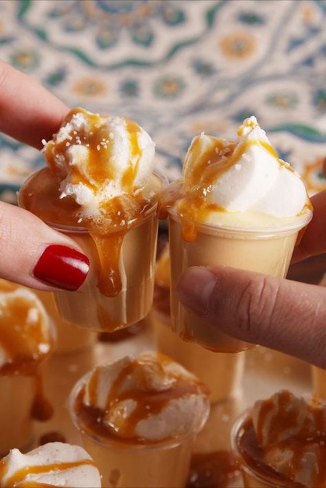 Salted Caramel Pudding Shots, Caramel Pudding Shots, Salted Caramel Pudding, Party Snacks For Adults, Party Food Easy, Salted Caramel Desserts, Pudding Shot Recipes, Dessert Shooters Recipes, Snacks For Adults