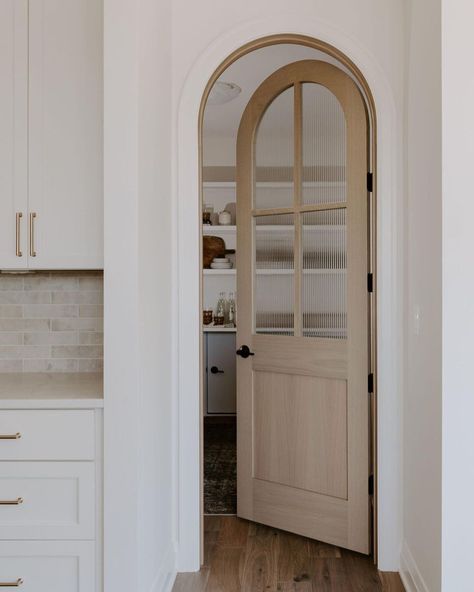 Black Birch Homes on Instagram: “Have you ever seen a more beautiful pantry door?😍 So many fun custom items in this pantry, from the arch door to the grocery drop zone, we …” Farmhouse Kitchens, Arched Interior Doors, Kitchen Door Designs, Kitchen Pantry Doors, Beautiful Pantry, Arch Doorway, Arched Doors, غرفة ملابس, Pantry Door