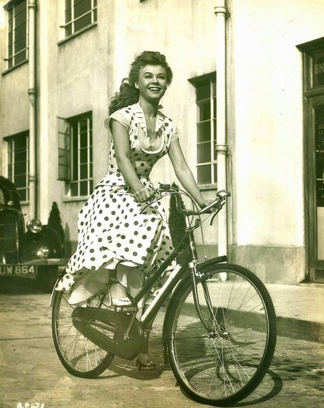 Hollywood Mansion, Vera Ellen, Vintage Hollywood Stars, Rosemary Clooney, Riding A Bicycle, Old Hollywood Stars, Hollywood Icons, Hollywood Fashion, Vintage Film