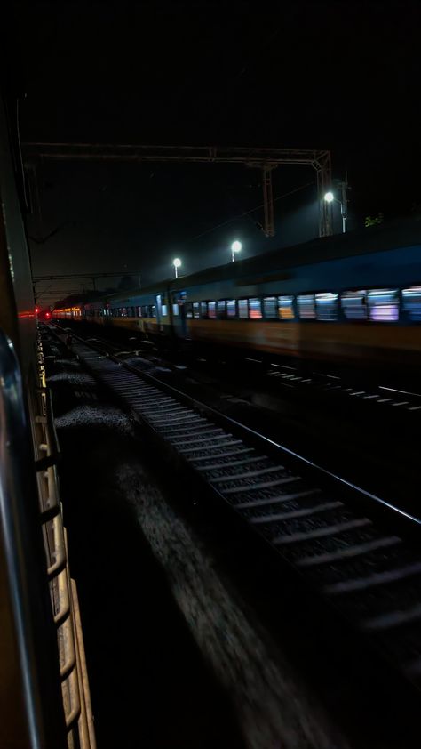 Train Night Snap, Night Train Snap, Inside Train Aesthetic, Train Journey Aesthetic, Night Train Aesthetic, Train Pose, Window View Night, Train Snap, Train At Night