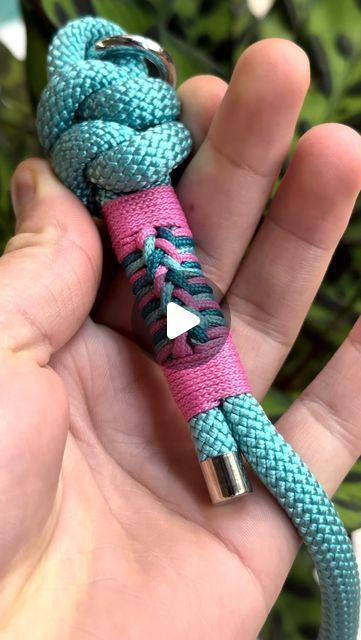 Paracord.eu on Instagram: "Easy to follow instructions to make a dogleash with the well known Ringbolt Hitching 😍 Comment “SLOWER” for a slower tutorial of the Ringbolt Hitching 🎥 #ringbolthitch #ringbolt #paracordeu #paracord550 #dogleashes #dogleash #dogcollar #paracordtutorials #handmade" Paracord Leash Diy, Paracord Dog Leash Tutorial, Paracord Tutorial, 550 Paracord, January 9, Dog Harness, Dog Leash, Paracord, Dog Collar