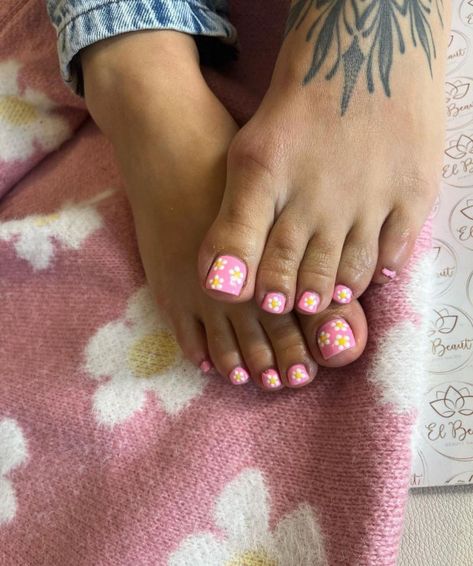 pedicure designs 2022, trendy pedicure designs, pedicure designs white, pedicure designs summer, dedicure designs simple, summer toe nails 2022, summer nails 2022,  summer toe nail colors,  summer pedicure , toe nails design, toe nail designs 2022, simple toe nail designs, toe nails design for dark skin,  toe nail designs for summer, french pedicure, french toe nails Daisy Toe Nails, Spring Toenail Designs, Daisy Toe Nail Designs, Spring Pedicure Ideas Toenails Simple, Daisy Pedicure, Toe Nails Spring, Flower Toenails, Toe Nail Designs For Spring, Pedicure Flower