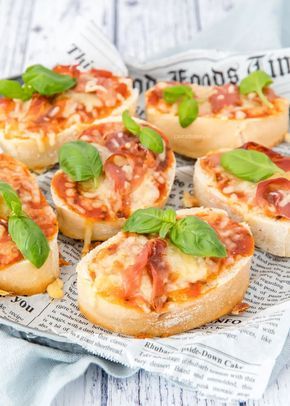 Genshin Wedding, Pizza Bruschetta, Vegetarian Party Snacks, Bruschetta Recept, High Tea Sandwiches, Tapas Buffet, Bruschetta Pizza, High Wine, Waffle Cone Recipe