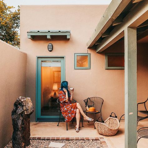 14 Hotspots Not to Be Missed While in Santa Fe Santa Fe Fashion, Sante Fe New Mexico, New Mexico Road Trip, Travel New Mexico, Adobe House, Santa Fe Style, Sante Fe, Corner Fireplace, Photo Beautiful