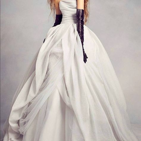 White by Vera Wang size 18 wedding gown Silver Vera Wang Wedding Dress Ball Gown, Blush Evening Gown, Red Gown Dress, Vera Wang Wedding Gowns, Vera Wang Wedding Dress, Vera Wang Bridesmaid, Ruffles Bridesmaid Dresses, Plum Bridesmaid Dresses, Bridesmaid Dresses Floor Length