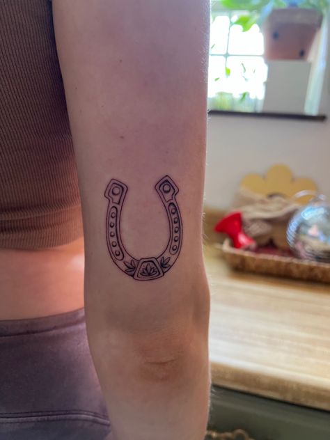 Tattoo Horseshoe, Shoe Tattoo, Horseshoe Tattoo, Horse Shoe Tattoo, Cowgirl Tattoos, Cowboy Tattoos, Tool Tattoo, Country Tattoos, Tattoos With Kids Names