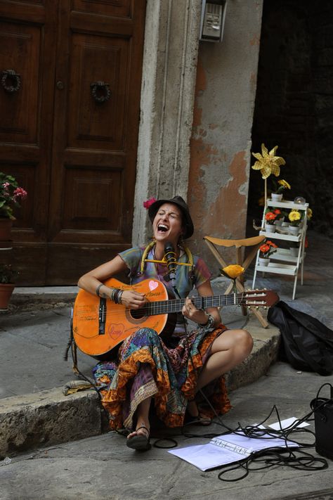 Street musician Umbria, Italy, 2012 Woman Singing, Frida Art, Steve Mc, Street Musician, Steve Mccurry, Estilo Hippy, Montage Photo, People Of The World, 인물 사진