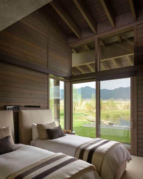 Montana ranch house embraces its striking river valley location Montana Ranch House, Modern Ranch House, Aspen House, Montana Ranch, Montana Homes, Ski House, Modern Ranch, Mountain Modern, Modern Cabin