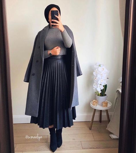 19 Dark Academia Outfits For A Studious Winter Look 13 Fashion Youtubers, Nz Summer, Fashion Hippie, Video Fashion, Stile Hijab, Modern Hijab, Modern Hijab Fashion, Hijab Fashionista, Modest Fashion Hijab