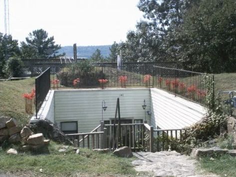 Natural Building, Underground Living, Earth Sheltered Homes, Earthship Home, Earth Sheltered, Underground Homes, Unusual Homes, Cob House, Earth Homes