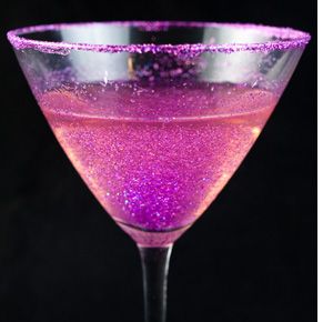 New Year’s Eve Drink Recipes - Add this sparkling glitter to your drinks to make them extra shiny! New Years Eve Drinks, Princess Pinky Girl, Edible Glitter, Holiday Drinks, Holiday Entertaining, Adult Drinks, Party Drinks, Nouvel An, Non Alcoholic