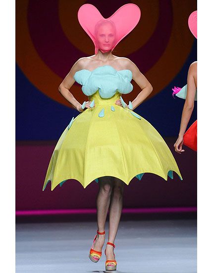 5 TIMES UMBRELLAS MADE AN APPEARANCE ON INTERNATIONAL RUNWAYS Ugly Dresses, Crazy Dresses, Umbrella Dress, Weird Fashion, Mode Vintage, Costume Design, A Dress, Couture Fashion, Fancy Dress