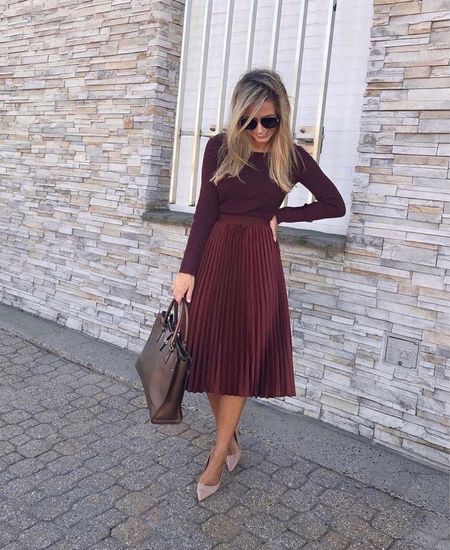 Maroon Skirt Outfit, Burgundy Skirt Outfit, Pleated Midi Skirt Outfit, Midi Rock Outfit, Maroon Outfit, Maroon Skirt, Fall Workwear, Burgundy Skirt, Midi Skirt Outfit