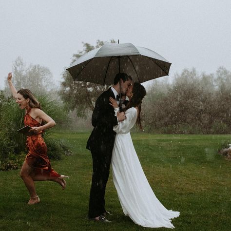 Some couples will have to cope with the reality of having their wedding day fall on a rainy day. Don't allow the prospect of rain and clouds dampen your enthusiasm for the day's activities until you've considered the positive aspects of bad weather. If it rains on your wedding day, here are seven reasons why Rain Wedding Photos, Standing Ceremony, Rain And Clouds, Rain On Wedding Day, Rainy Wedding Photos, Rain Wedding, Rain Photo, Mountain Wedding Venues, Kissing In The Rain