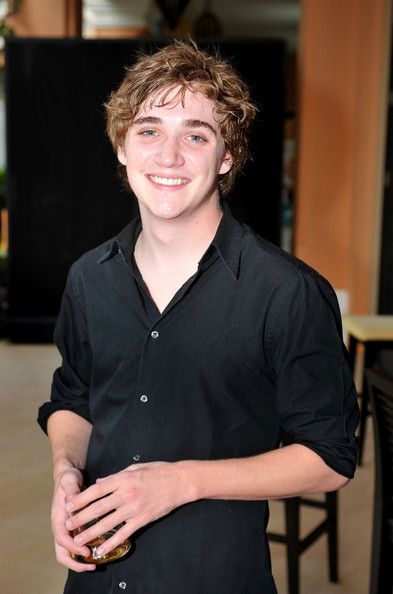 Kyle Gallner...geeky and sexy Caster Chronicles, Kyle Gallner, Why I Love Him, Jennifer's Body, Joe Keery, Nightmare On Elm Street, Tasty Treats, Hottest Celebrities, Caster