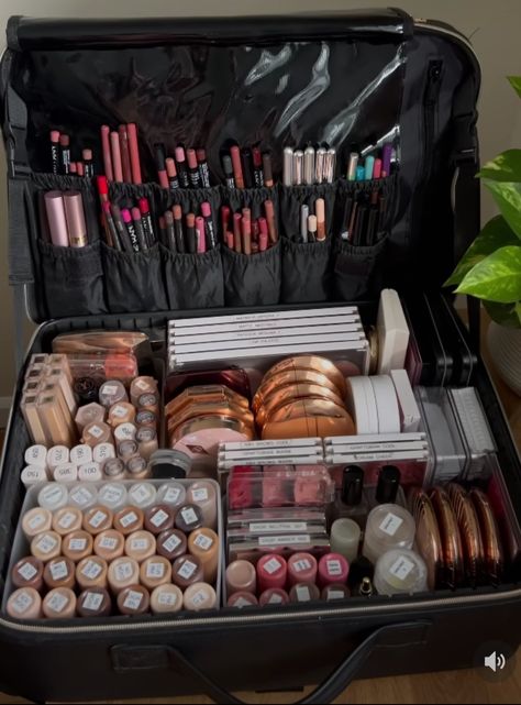 Starting Mua Business, Makeup Artist Room, Mua Aesthetic, Makeup Kit Organization, Makeup Artist Aesthetic, Makeup Artist Career, Makeup Artist Kit Essentials, Beauty School Cosmetology, Makeup Artist Bag