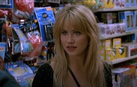 70s Grunge Hair, 80 Bangs Hair, Y2k Shag Hair, Kelly Bundy Hair, Christina Applegate Hair, Kelly Bundy Outfits, Kelly Bundy, 90s Hair Bangs, 80s Bangs Hair