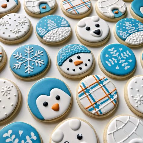 Round Holiday Cookies Decorated, Christmas Cookies Decorated Easy Kids, Round Iced Christmas Cookies, January Sugar Cookies Decorated, Snowman Icing Cookies, Cookie Decorating For Christmas, Christmas Biscuit Decorating For Kids, Cute Christmas Cookies Royal Icing, Easy Gingerbread Cookie Decorating Ideas