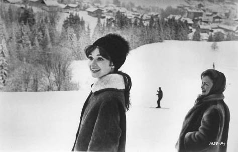 Audrey Hepburn takes a snowy walk on a holiday in Switzerland, 1963. Audrey Hepburn Photos, Ski Style, Snow Angel, Ski Fashion, Funny Love, Audrey Hepburn, Love Photography, Gossip Girl, Style Icon