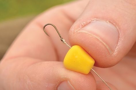 Step-by-step: How to tie the perfect maggot rig - Articles - CARPology Magazine Carp Fishing Tips, Kayak Fishing Tips, Carp Fishing Rigs, Crappie Fishing Tips, Sea Angling, Carp Rigs, Carp Fishing Bait, Homemade Fishing Lures, Trout Fishing Tips