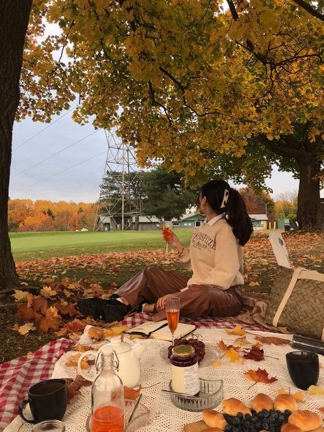 Best Friend Date Ideas Fall, Fall Aesthetic Picnic, Picnic Fall Aesthetic, Fall Picknick Aesthetic, Fall Bucket List Pictures, Fall Picnic With Friends, Fall Activities 2023, Fall Date Night Aesthetic, Fall Activities With Friends Aesthetic